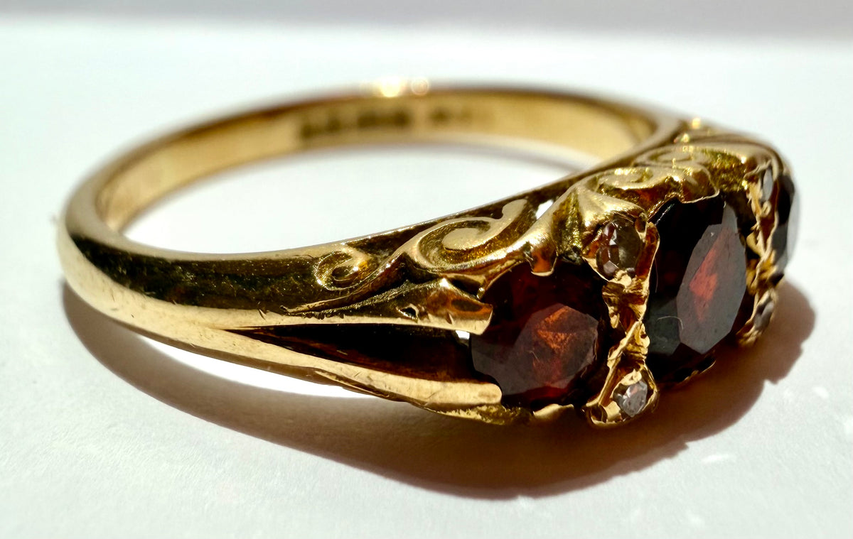 Lot 77: 18ct Yellow Gold Garnet Ring