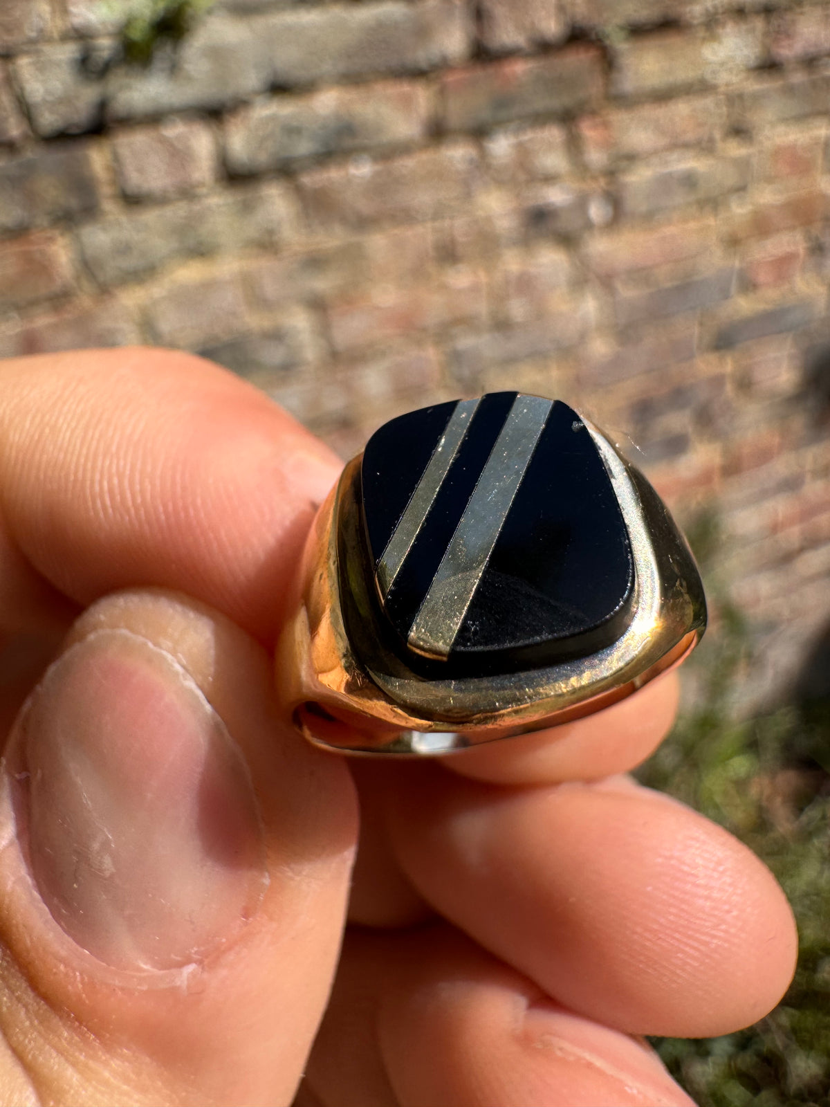 Lot 10: 9ct Gold Onyx Ring (Estimate £90-160)