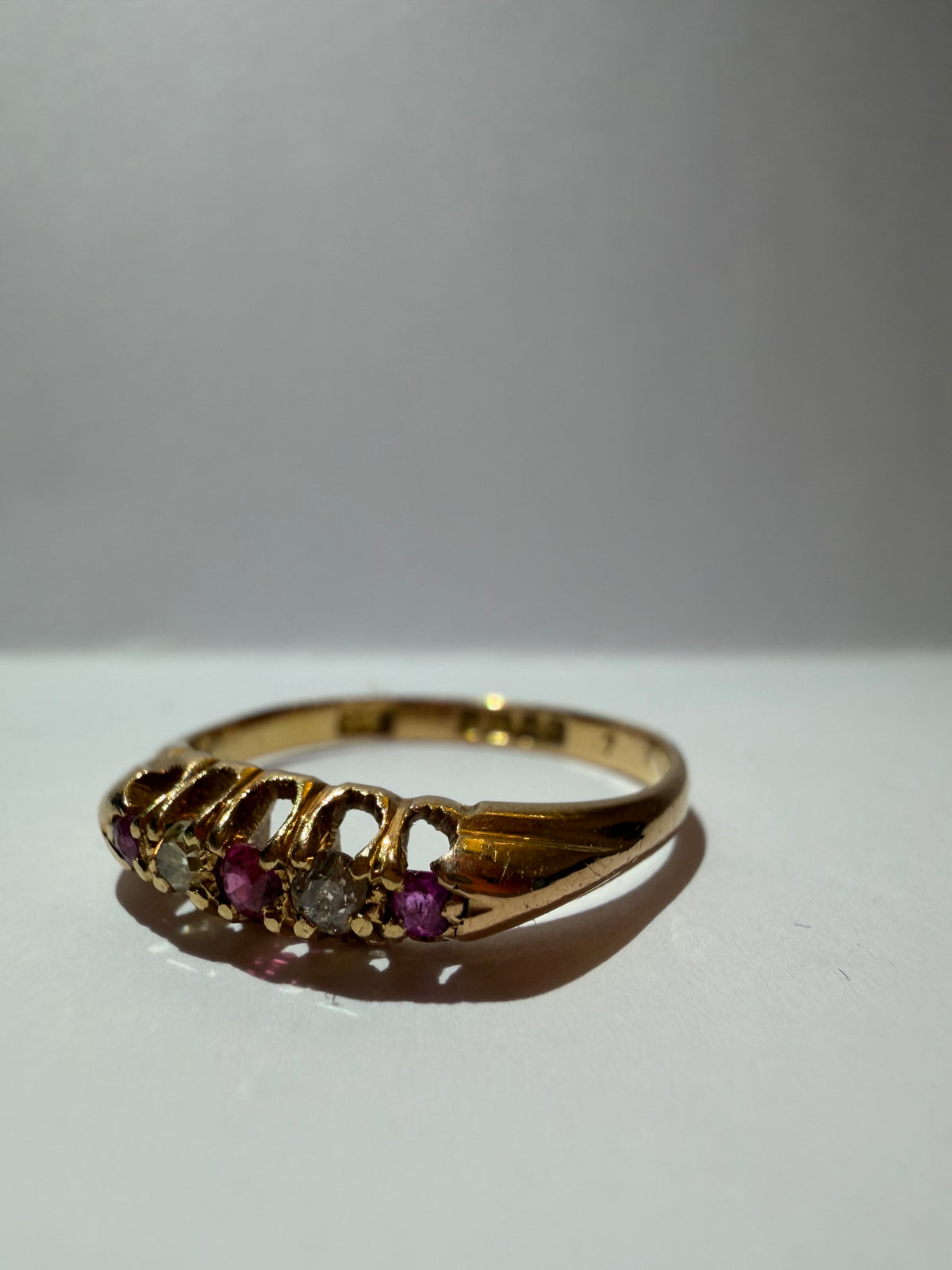 Lot 79 : Antique 18ct Ruby Diamond Ring
