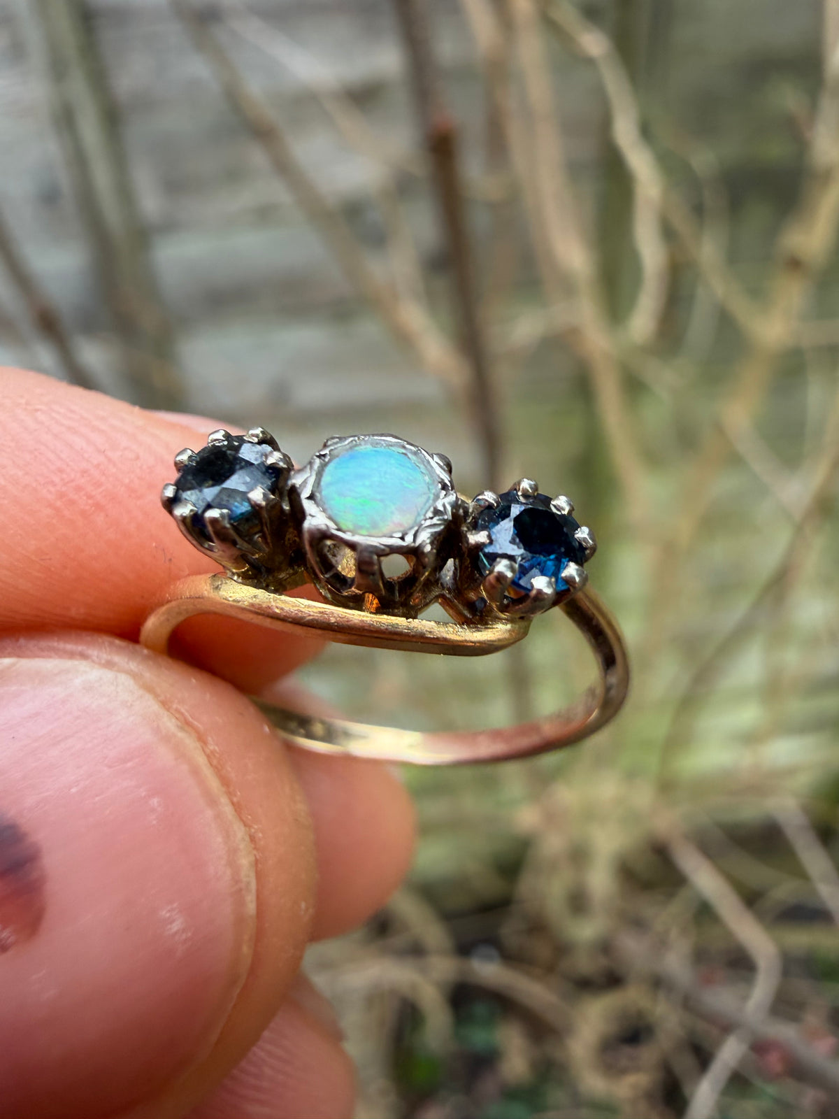 Lot 82: Antique 18ct Opal Sapphire Trilogy Yellow Gold Ring