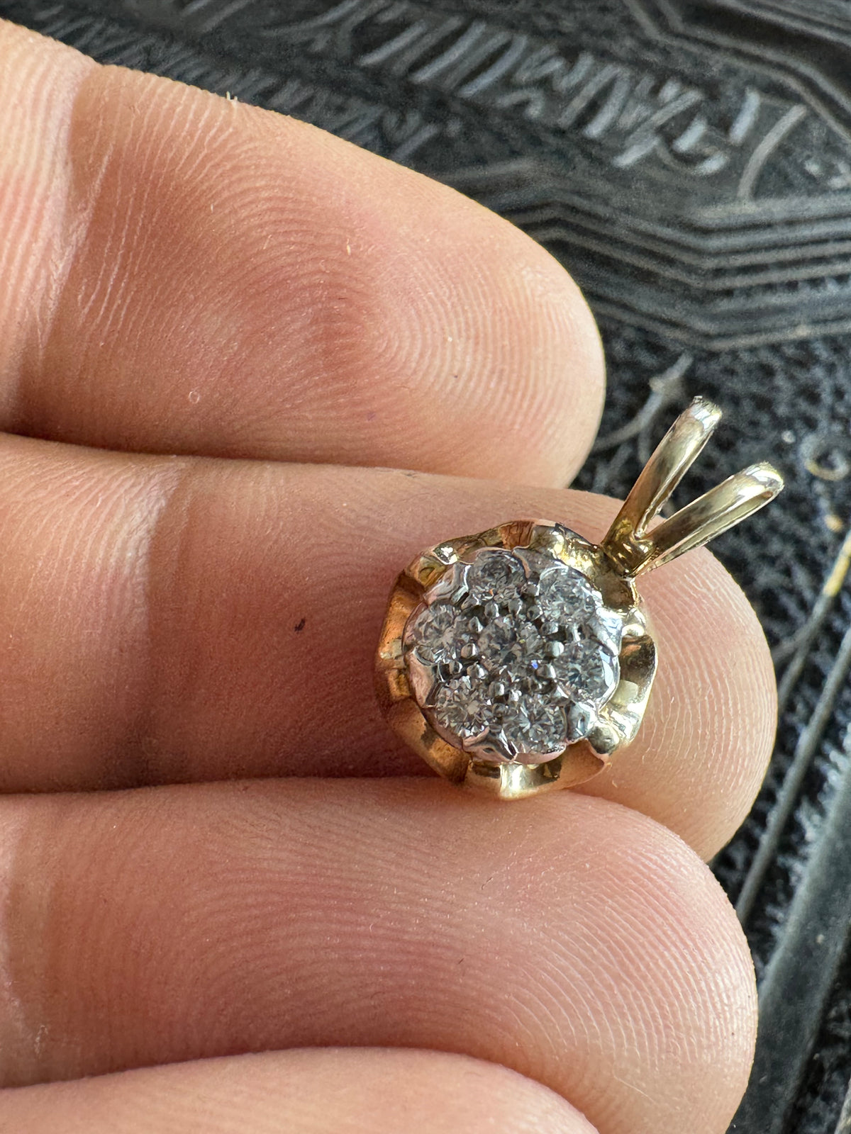 9ct Yellow Gold Cubic Zirconia (7 stone) Flower Pendant