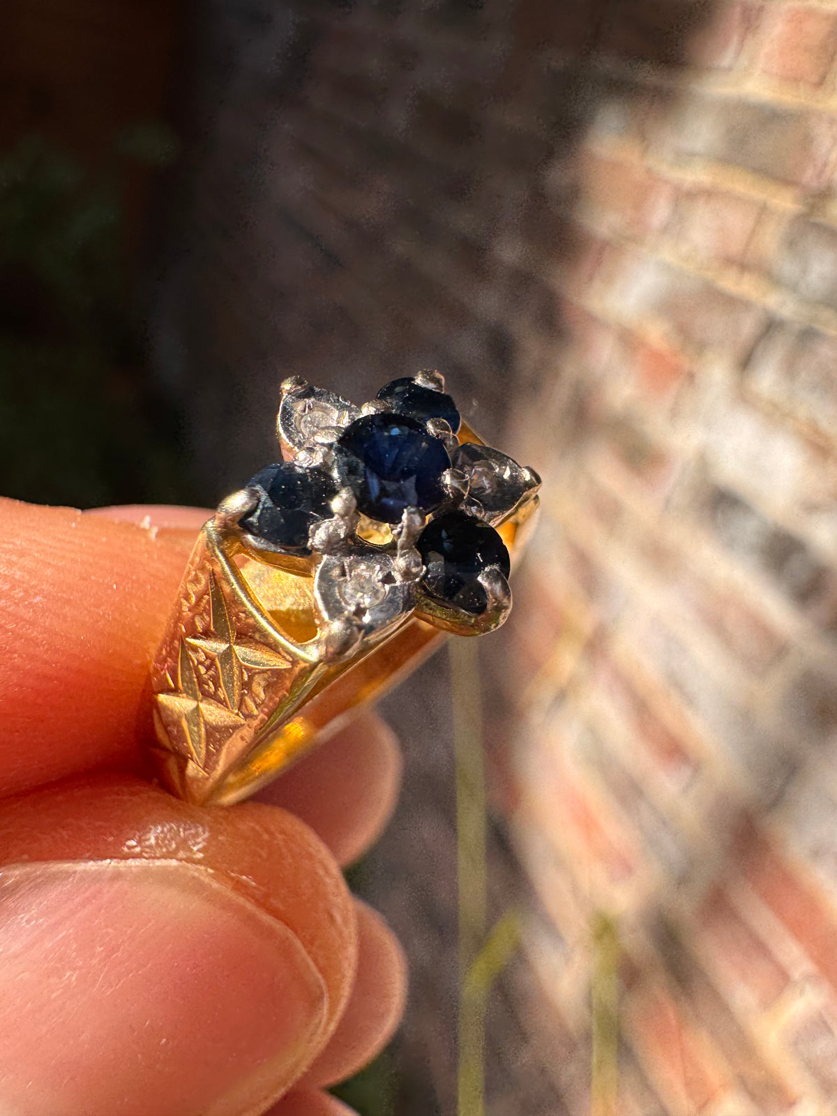 18ct Yellow Gold Sapphire Diamond Ring