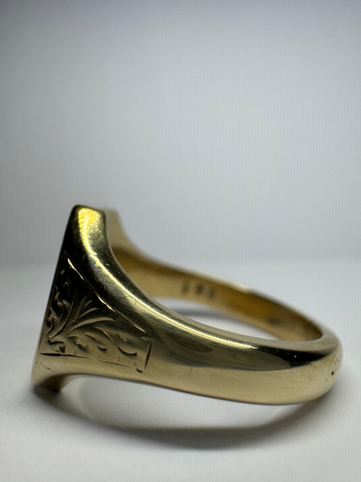 Antique 9ct Yellow Gold Engraved Signet Ring
