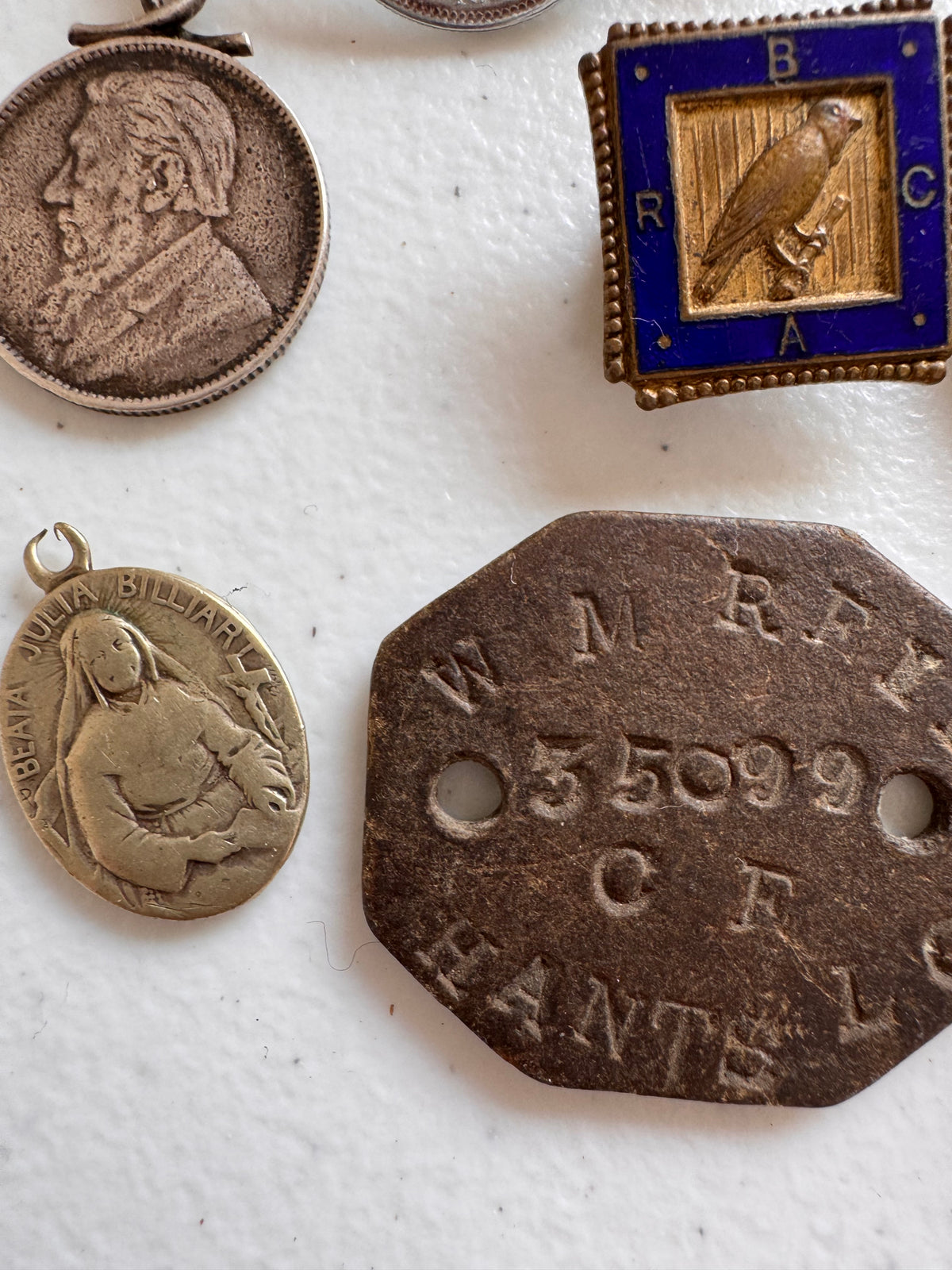 Lot 44: A collection of badges / pendants (estimate £20)