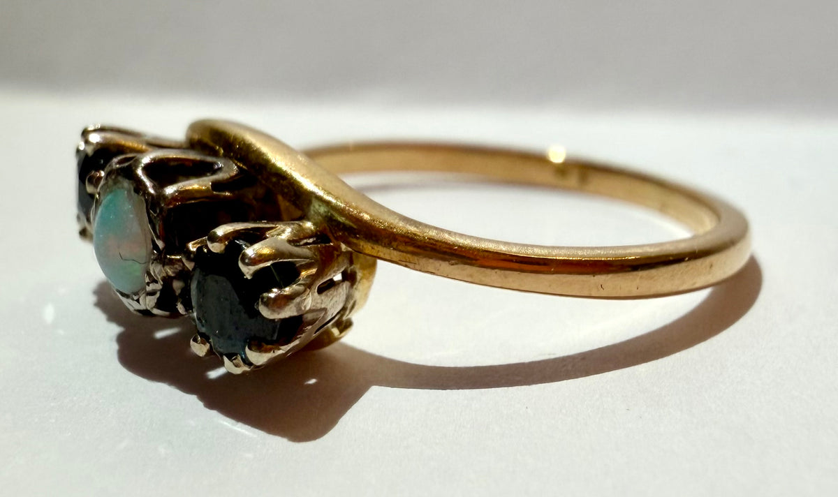 Lot 82: Antique 18ct Opal Sapphire Trilogy Yellow Gold Ring