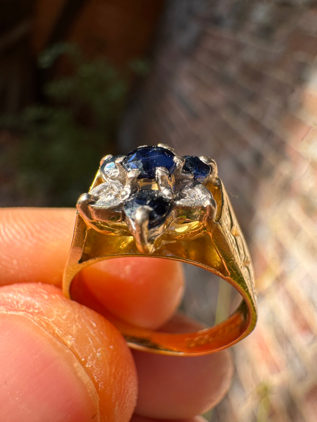 18ct Yellow Gold Sapphire Diamond Ring