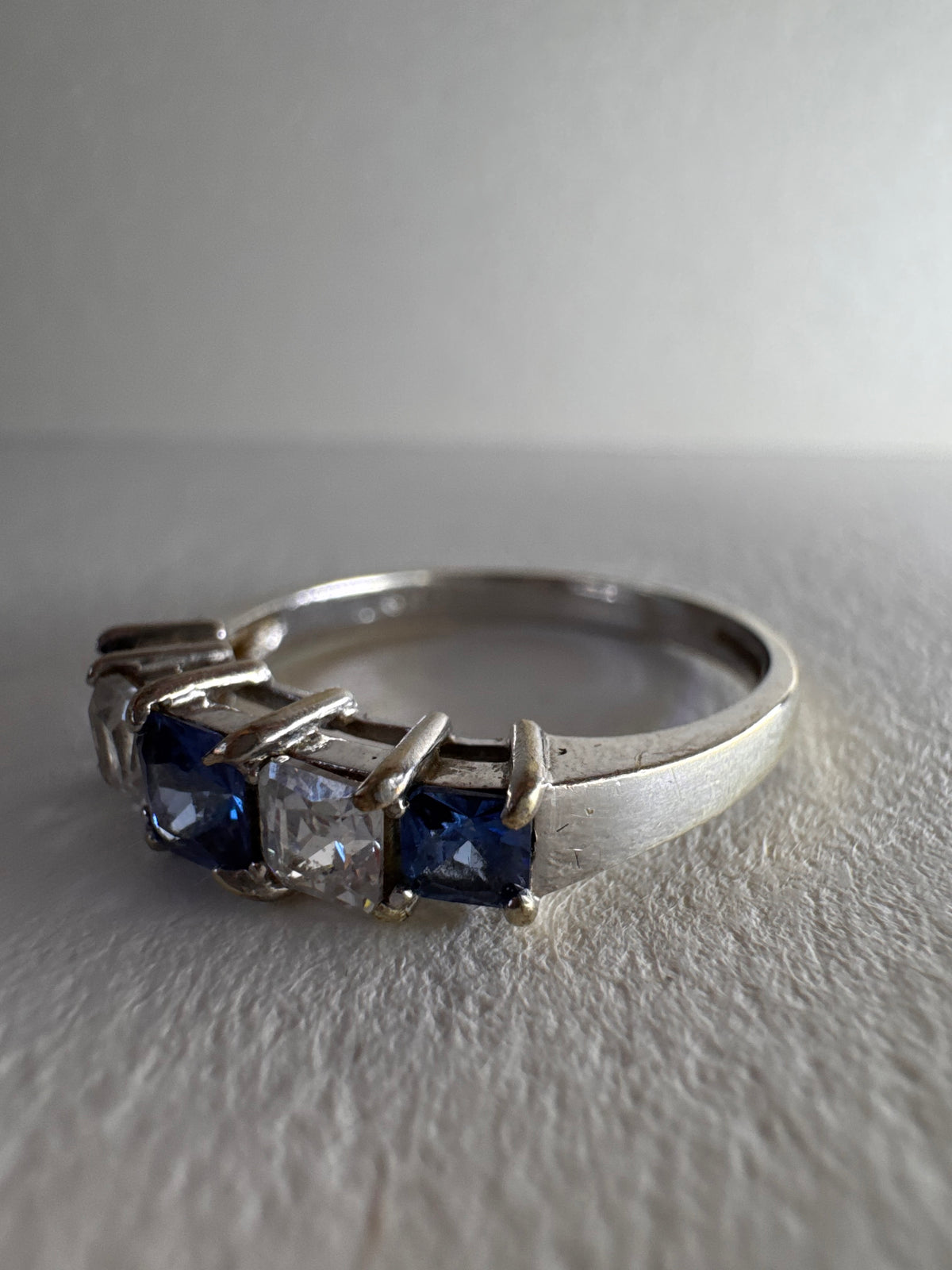 9ct white Gold Ring