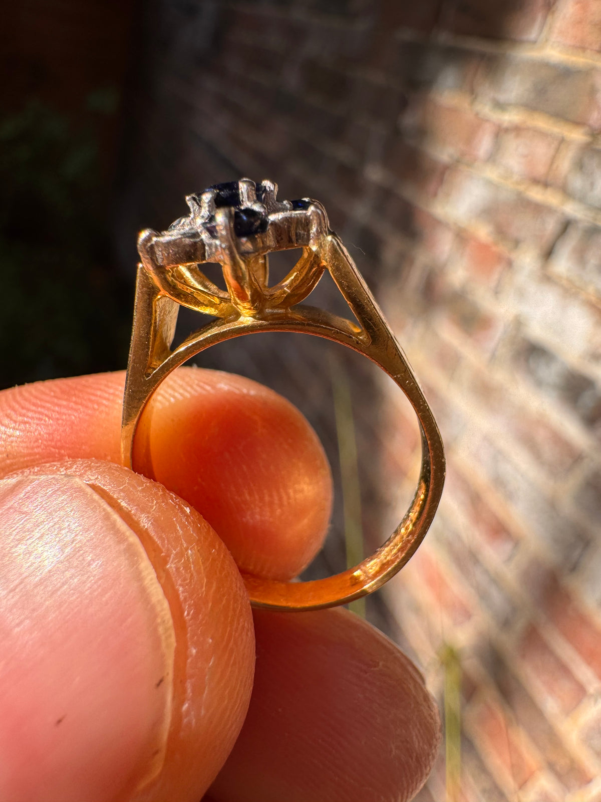 18ct Yellow Gold Sapphire Diamond Ring