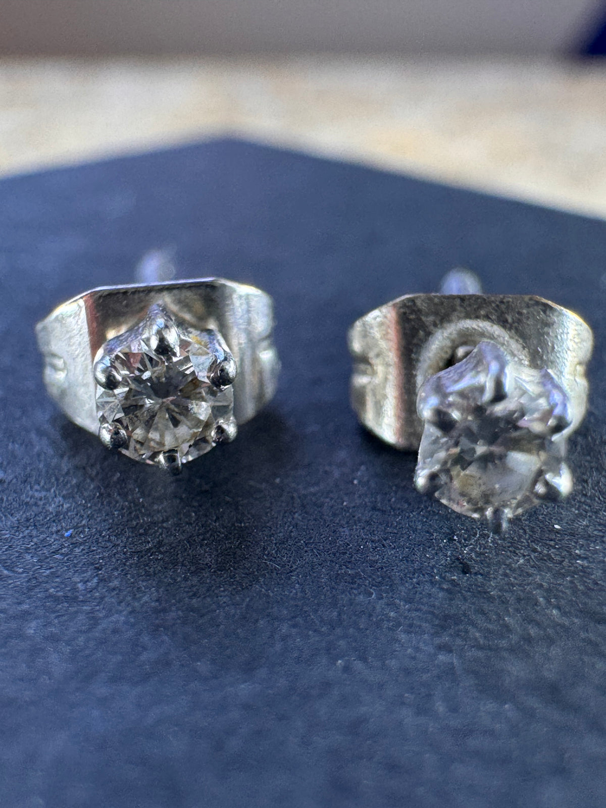 18ct White Gold Diamond Earrings 0.1ct (approx each)