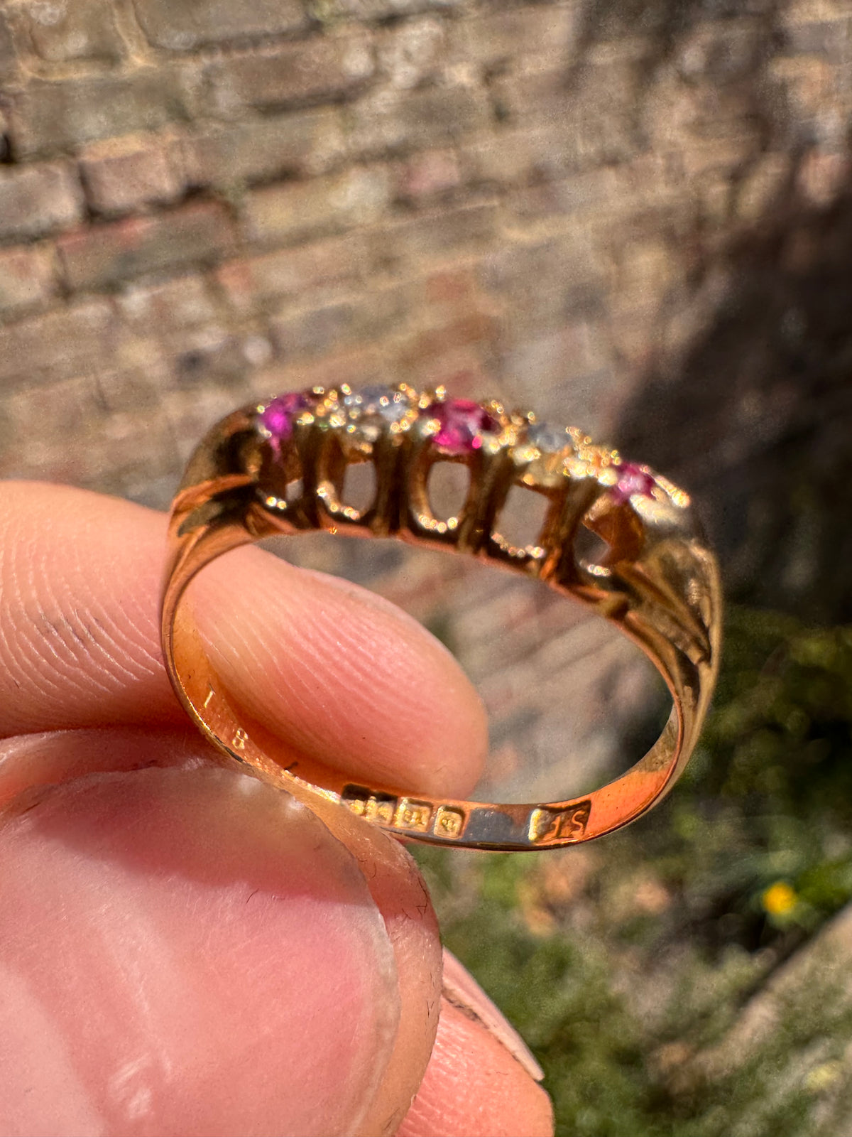 Lot 79 : Antique 18ct Ruby Diamond Ring